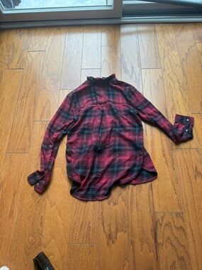 American Eagle Outfitters Red and Black Plaid Casual Button-Down